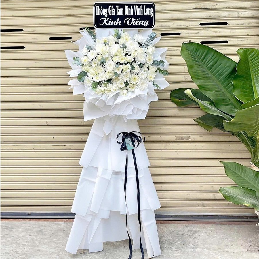 Kệ Hoa Chia Buồn Hoa Cúc Trắng Phối Nơ Đen Trang Trọng