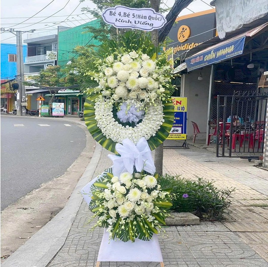 Kệ Hoa Chia Buồn Vòng Hoa Viếng Hoa Cúc Trắng 2 Tầng Trang Trọng