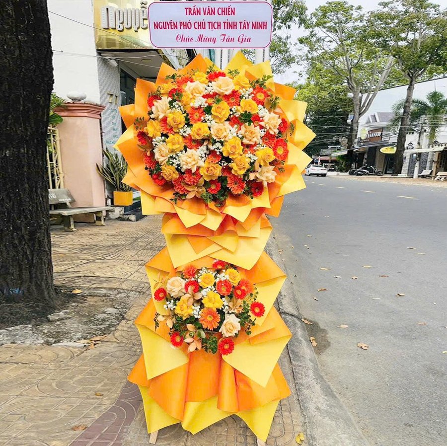 Kệ Hoa Chúc Mừng Sự Kiện Đại Hội 2 Tầng Tone Vàng Rực Rỡ Khai Tài Đón Lộc