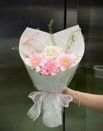 Bó Hoa Hoa Cúc Gerbera Mix Hoa Cẩm Chướng Hồng Dịu Dàng Xinh Xắn