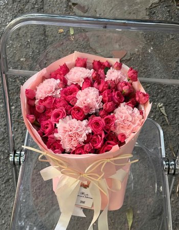 Bó Hoa Hồng Sofia Mix Hoa Cẩm Chướng Lãng Mạn Ngọt Ngào