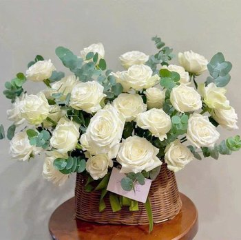 Giỏ Hoa Hồng Trắng Nhẹ Nhàng Thanh Lịch