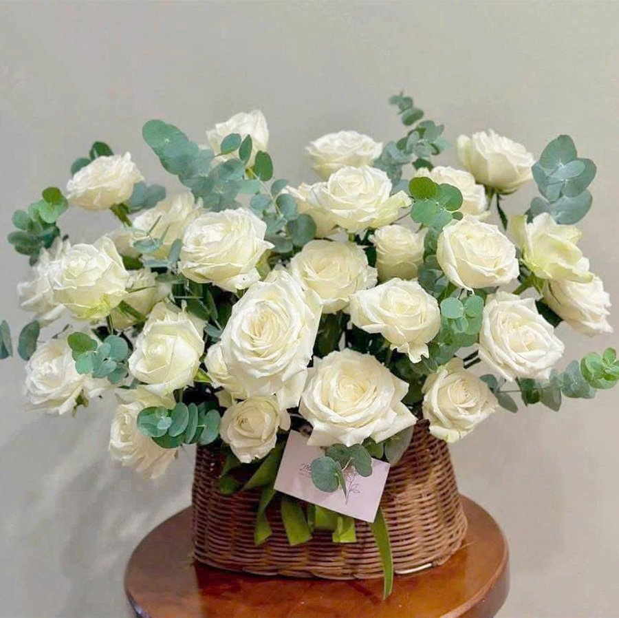 Giỏ Hoa Hồng Trắng Nhẹ Nhàng Thanh Lịch