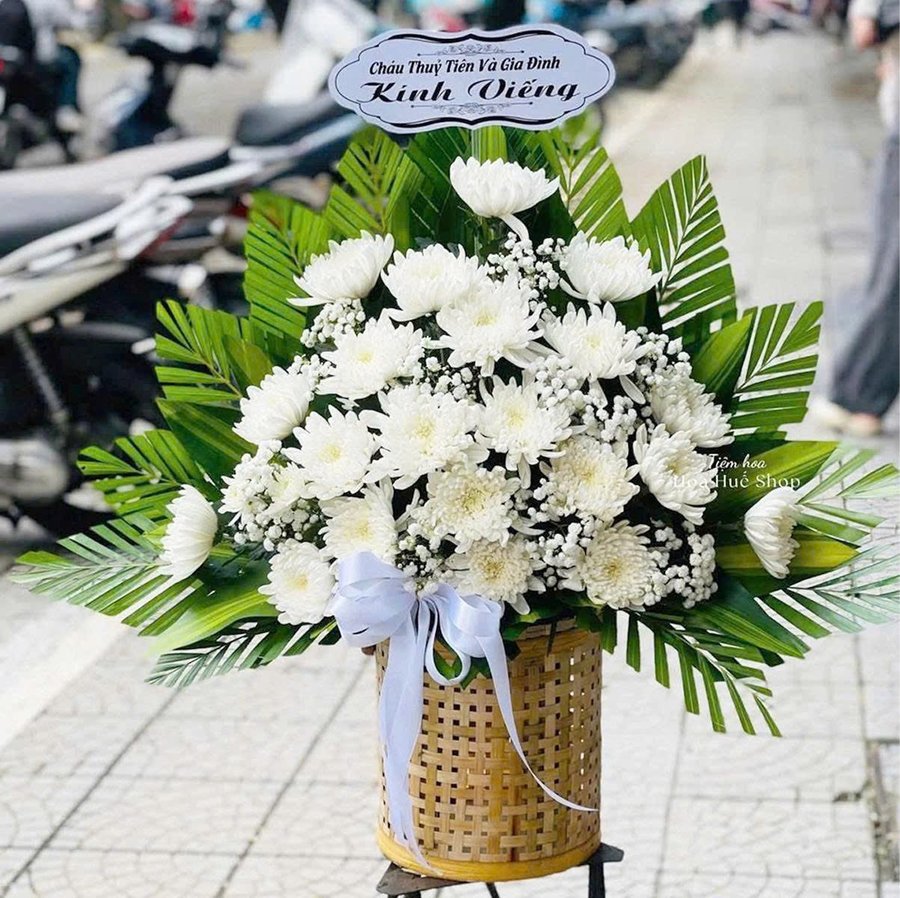 Giỏ Hoa Tươi Hoa Cúc Phối Hoa Bi Trắng Trang Trọng