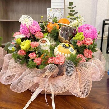 Giỏ Quà Tặng Trái Cây Và Hoa Tone Hồng Thanh Lịch
