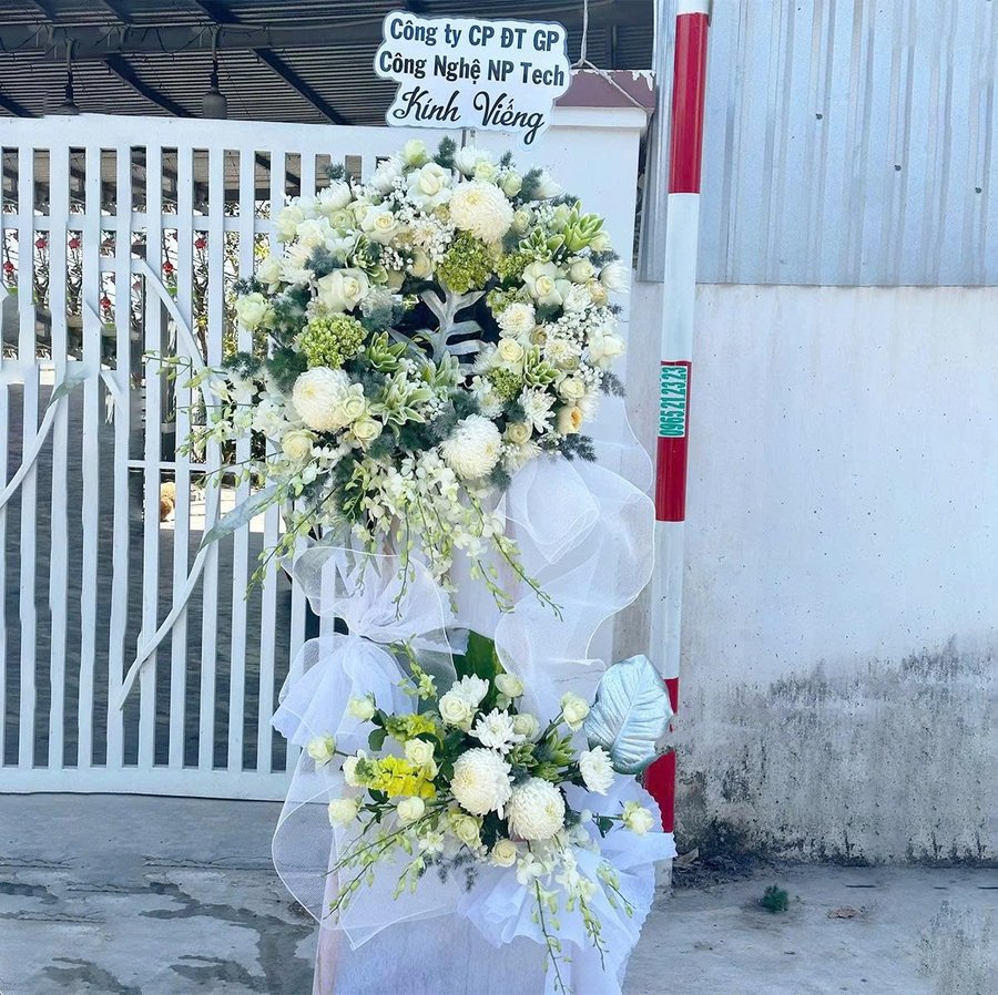 Kệ Hoa Chia Buồn 2 Tầng Cúc Mẫu Đơn Phối Lưới Trắng Trang Trọng