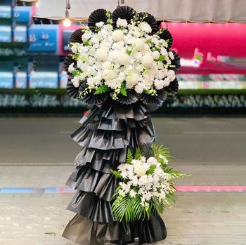 Kệ Hoa Chia Buồn Phối Giấy Đen 2 Tầng Hoa Cúc Trắng Thành Kính Trang Trọng