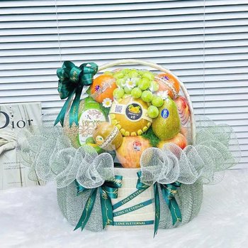 Giỏ Quà Tặng Trái Cây Gắn Lưới Xanh Lá Phối Ruy Băng Sang Trọng