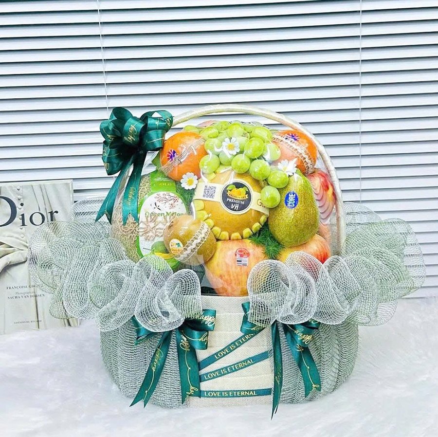 Giỏ Quà Tặng Trái Cây Gắn Lưới Xanh Lá Phối Ruy Băng Sang Trọng