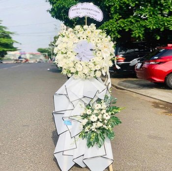 Kệ Hoa Chia Buồn 2 Tầng Hoa Hồng Trắng Thanh Khiết Và Thành Kính