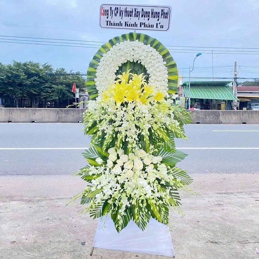 Kệ Hoa Chia Buồn 2 Tầng Lan Thái Trắng Và Hoa Ly Vàng Thành Kính