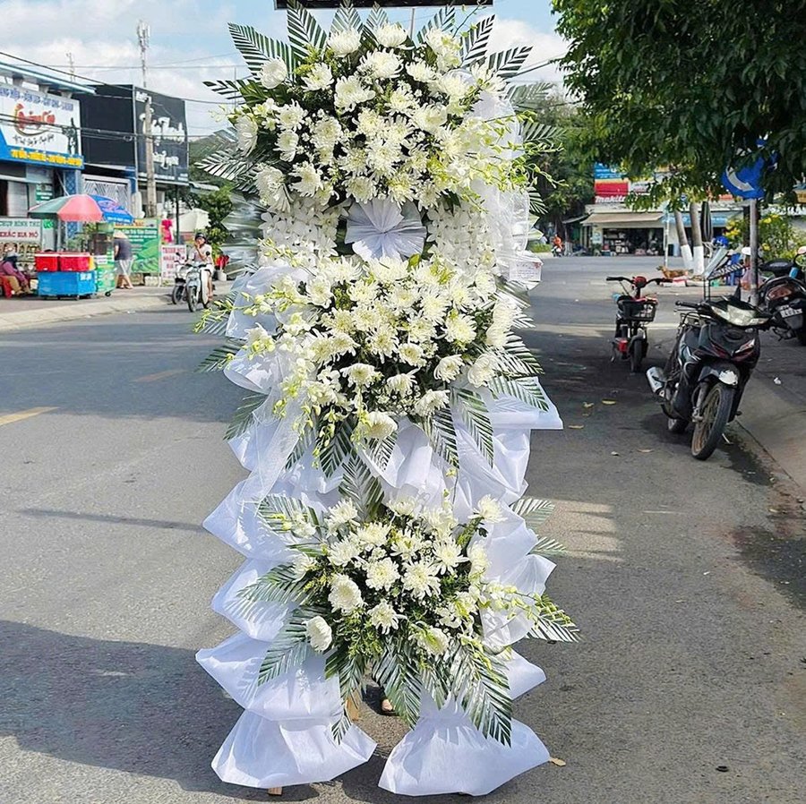 Kệ Hoa Viếng Chia Buồn Hoa Cúc Trắng 3 Tầng Cao Cấp