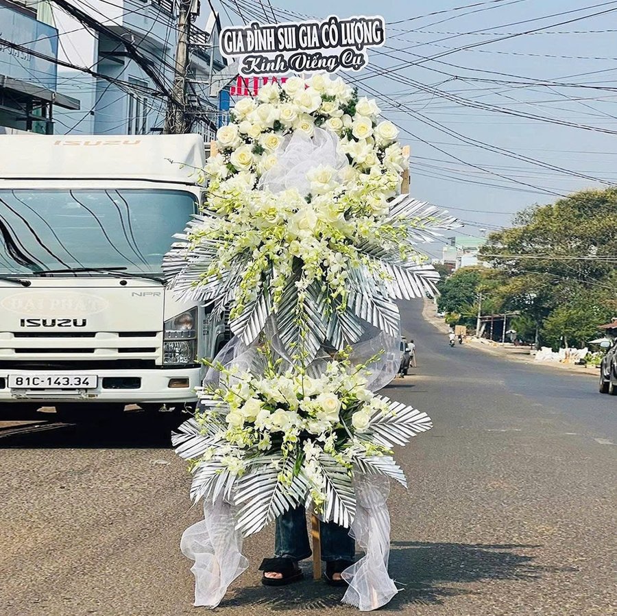 Kệ Hoa Viếng Chia Buồn Hoa Hồng Trắng Mix Lá Cau Nhũ Bạc