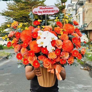 Chậu Hoa Cúc Mẫu Đơn Tone Cam Mix Hoa Lan Trắng Sang Trọng