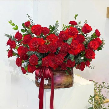 Giỏ Hoa Hồng Đỏ Mix Hoa Cẩm Chướng Đỏ Xinh Lung Linh