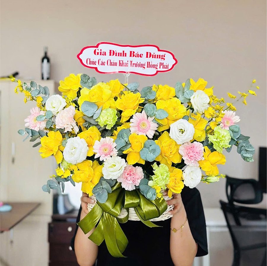 Giỏ Mây Trắng Hoa Tươi Tone Vàng Mix Hồng Quà Tặng Ý Nghĩa