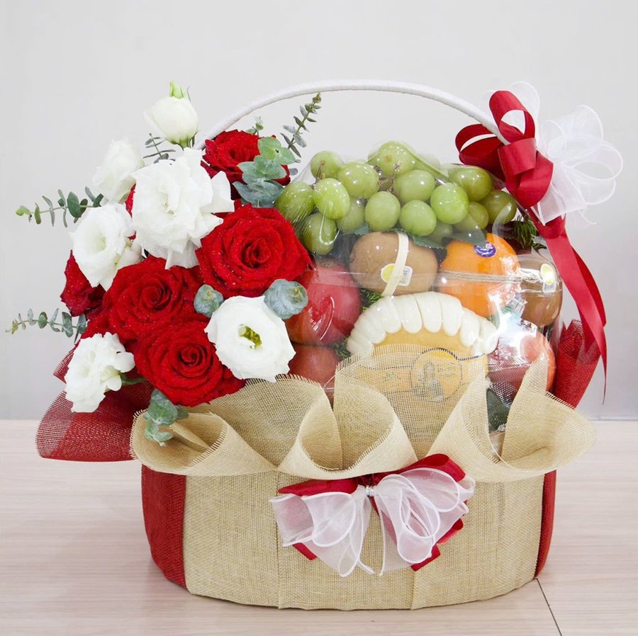 Giỏ Quà Tặng Trái Cây Nhập Khẩu Mix Hoa Hồng Đỏ Trắng