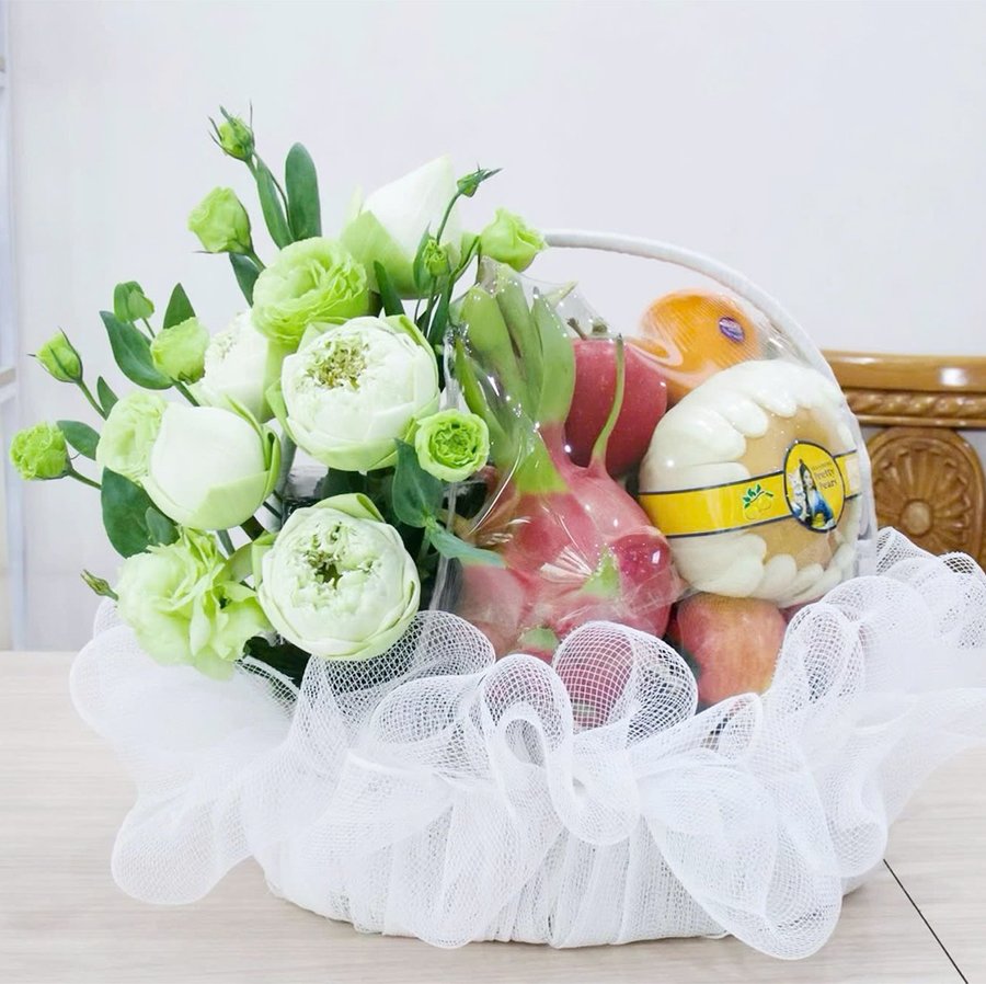 Giỏ Quà Tặng Trái Cây Tươi Cao Cấp Và Hoa Sen Trắng Thanh Lịch