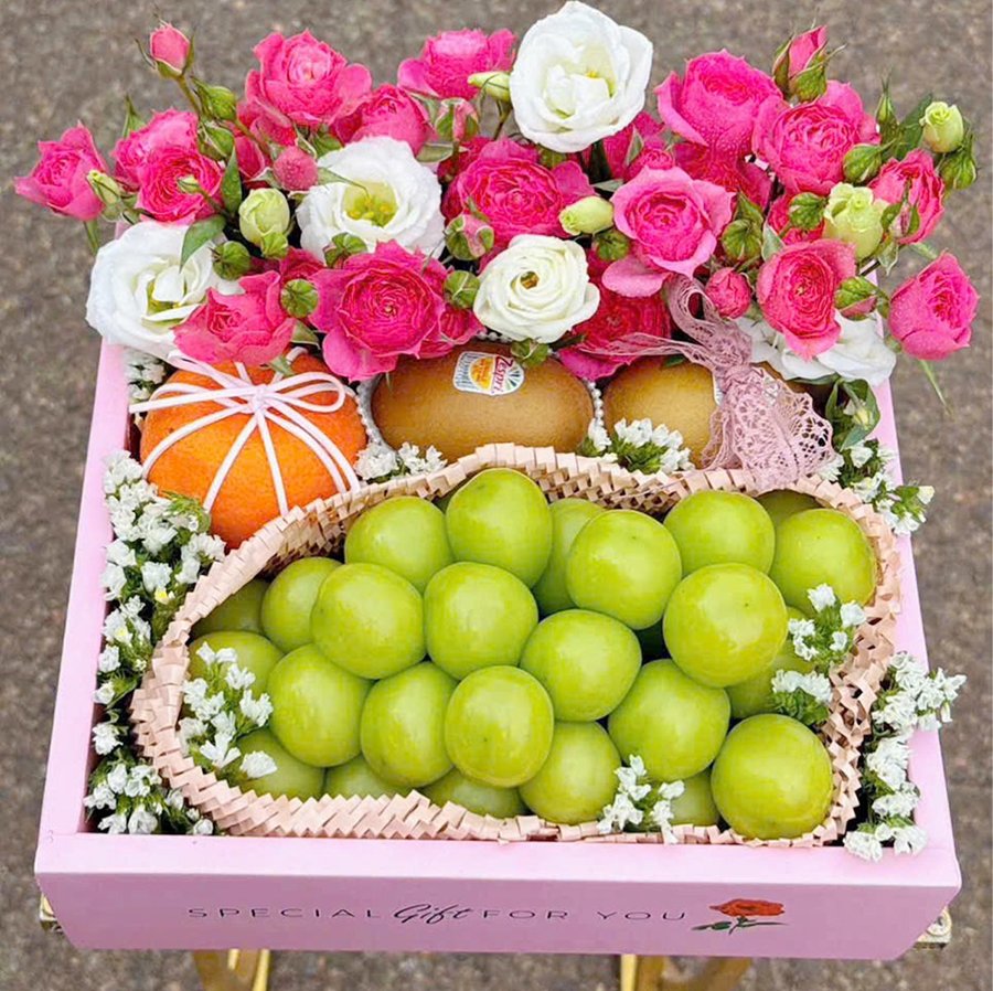 Hộp Quà Tặng Trái Cây Nhập Khẩu Mix Hoa Hồng Sophia Xinh Xắn