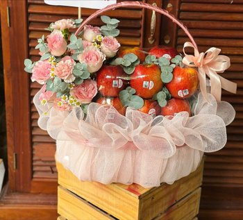 Giỏ táo Envy New Zealand Mix Hoa Cẩm Chướng Hồng