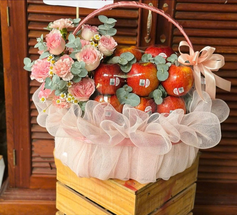 Giỏ táo Envy New Zealand Mix Hoa Cẩm Chướng Hồng