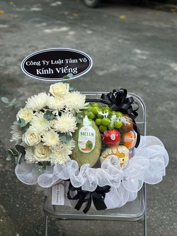 Giỏ Trái Cây Tươi Kính Viềng Mix Kèm Hoa Hồng Cúc Trắng