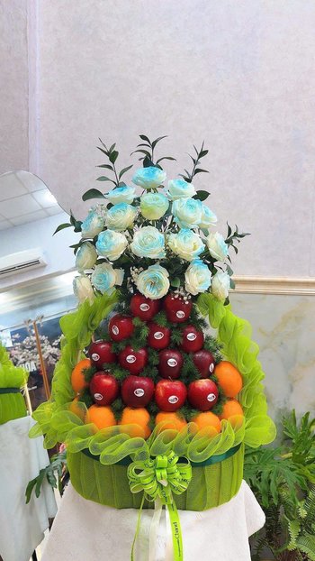 Tháp Táo Đỏ Mix Hoa Hồng Xanh Gửi Trao Thịnh Vượng